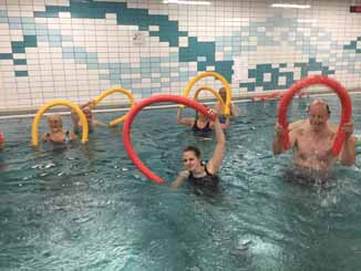 Sfeerimpressie van Gymnastiek in extra verwarmd water voor mensen met chronische aandoeningen en HIV;  55-plus, Stadsdeel West bij  Meer Bewegen Voor Ouderen