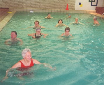 Sfeerimpressie van Gymnastiek in het water 60-plus stadsdeel Noord bij  Meer Bewegen Voor Ouderen