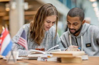 Sfeerimpressie van Nederlandse taal leren bij Dynamo