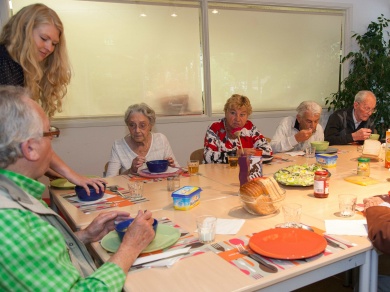 Sfeerimpressie van Ontmoetingscentrum voor ouderen met dementie bij  Zorggroep Amsterdam Oost (ZGAO)