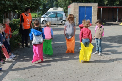 Sfeerimpressie van Vrijwilligers voor de overblijf  de International French school in Amsterdam Zuid bij  Brood & Spelen